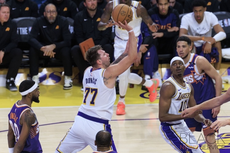 Lakers defeat Suns, 107-96