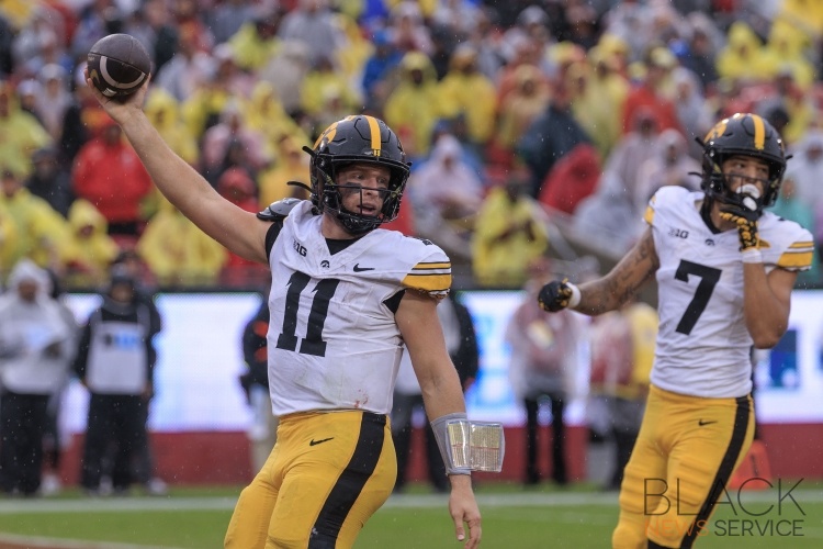 USC defeats Iowa Hawkeyes, 26-21
